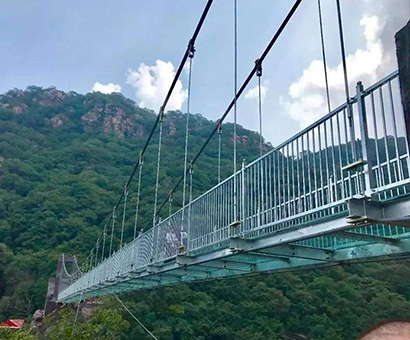 玻璃棧道與玻璃吊橋安全性靠譜不？